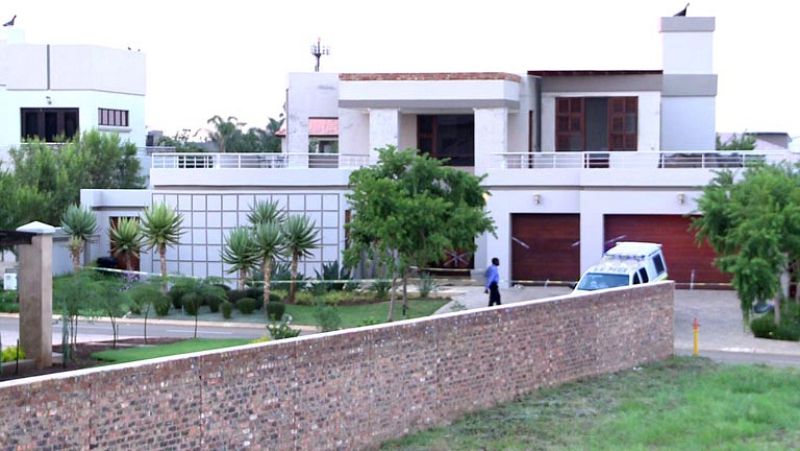 Hallan un bate ensangrentado en la casa de Pistorius