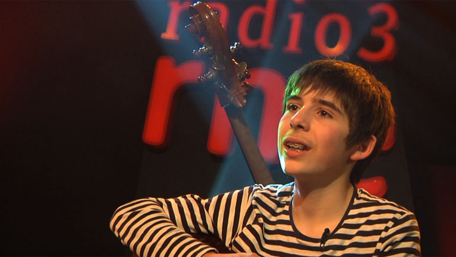 Amós Lora viene a los Conciertos de Radio 3 con su reciente disco `Cerro Negro¿ que compuso y grabó con 12 años.Ahora, con 13, es el músico más joven que ha tocado en los 14 años  que lleva en antena este mítico espacio de Radio Televisión Española.Este joven guitarrista madrileño, aunque afincado en Salamanca, nos acerca dos nuevas composiciones propias. 