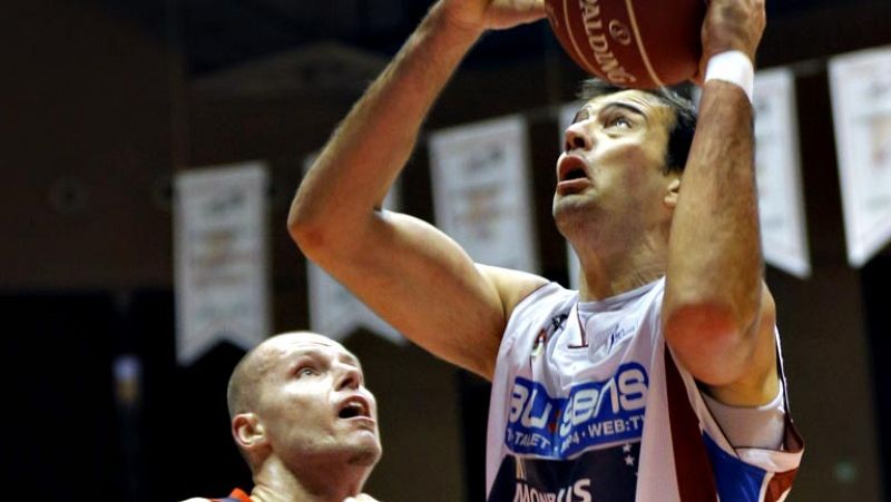 El Blusens Monbus cortó la racha de 12 triunfos seguidos del Caja Laboral al vencerle por un claro 82-68. Precisamente los baskonistas habían comenzado su serie de triunfos tras caer contra el cuadro gallego en la primera vuelta. Kendall (19 puntos, 