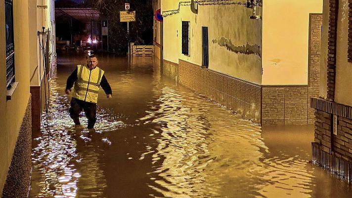 El muro de contención de Lora del Río podría colapsar - Telediario Fin de Semana | Ver