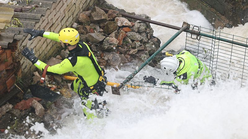 Los bomberos trabajan en Ubrique (Cádiz) tras las intensas lluvias - Informativo 24h | Ver