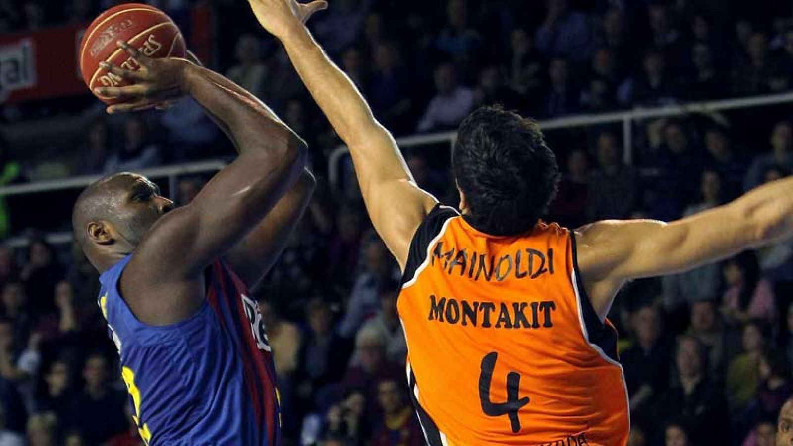Un palmeo final de Tomic en el día en el que cumplía 26 años dio el triunfo a su FC Barcelona Regal por 72-70 frente a un gran Mad-Croc Fuenla. El conjunto visitante dominó durante muchos minutos y soñó con la prórroga gracias al triple en los último