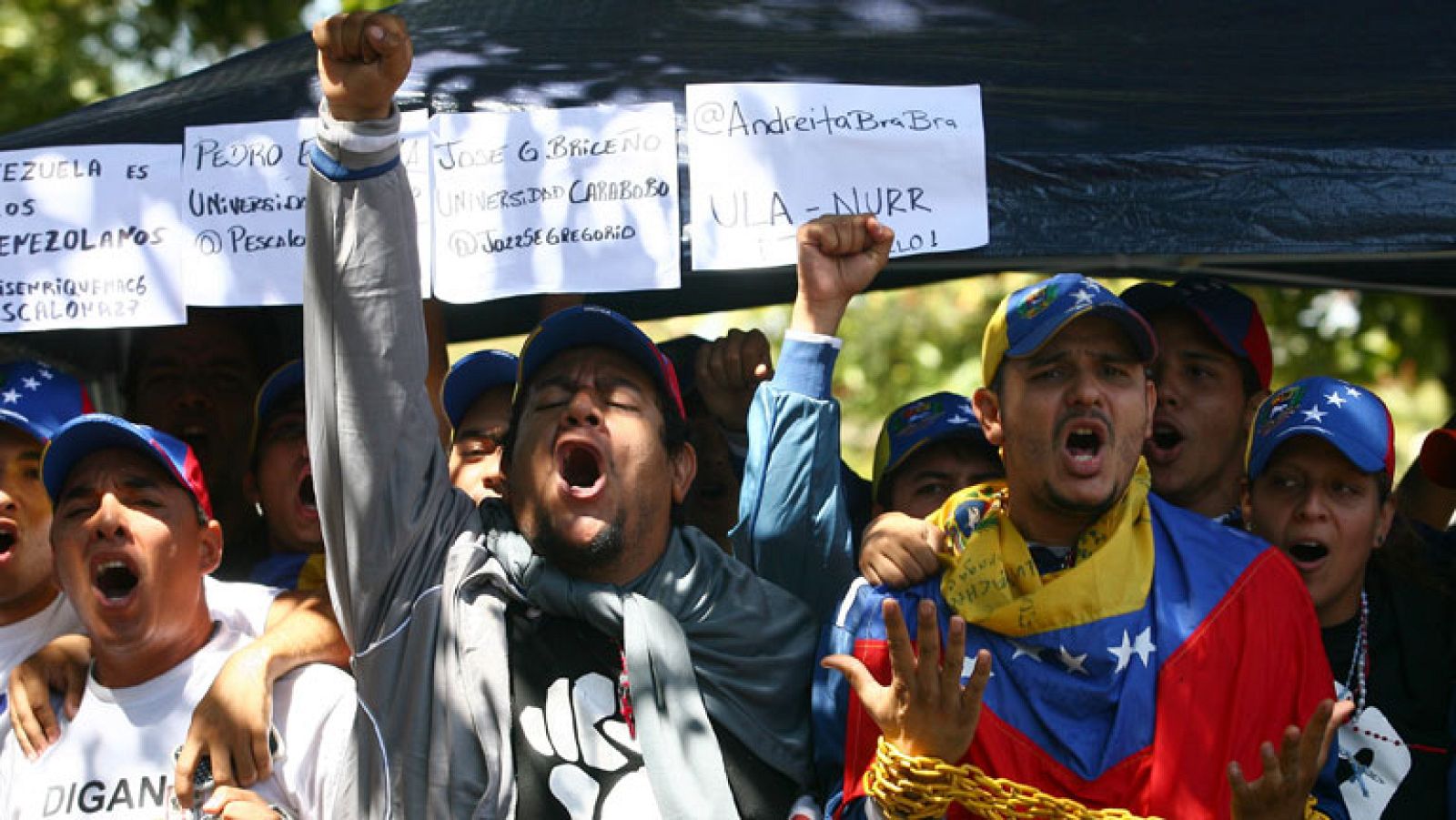 Alegría entre los chavistas por el regreso de su presidente