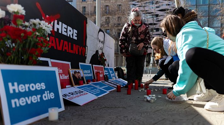 Dos años de la muerte de Navalni: simpatizantes y diplomáticos le recuerdan en Moscú | Ver
