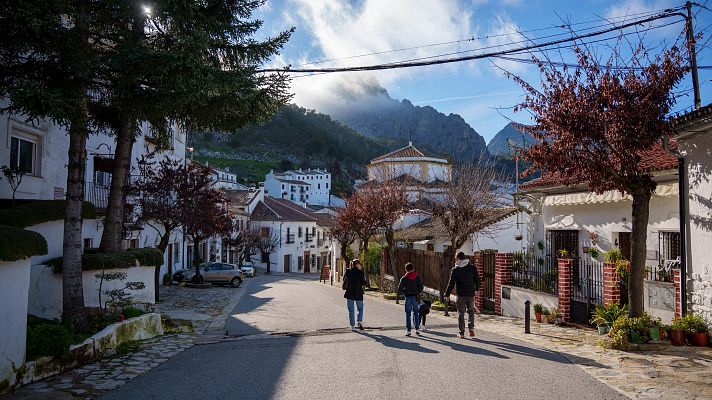 Grazalema comienza a recuperar el pulso con la vuelta de sus vecinos - Telediario 1 | Ver