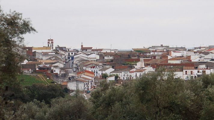 Adamuz sigue marcada por la tragedia un mes después del accidente - Telediario 1 | Ver