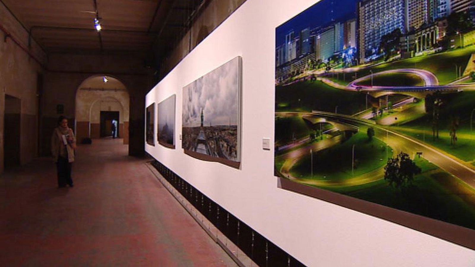 Ballester nos muestra en su exposición fotográfica la no presencia de la figura humana