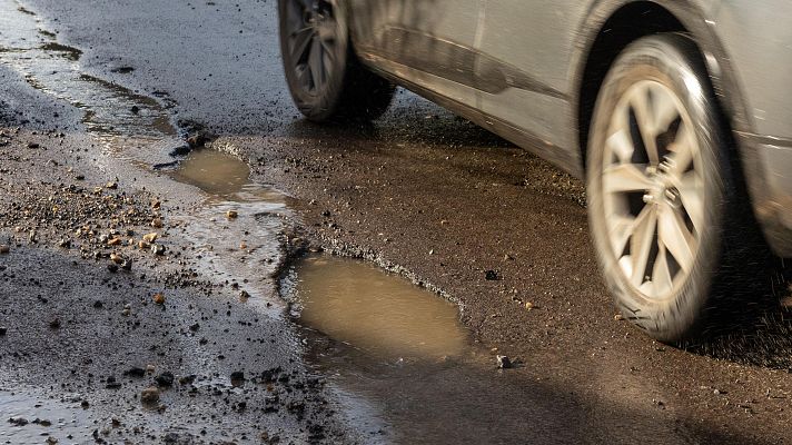 El 52% de las carreteras españolas presentan agujeros, socavones y baches - Telediario 1 | Ver