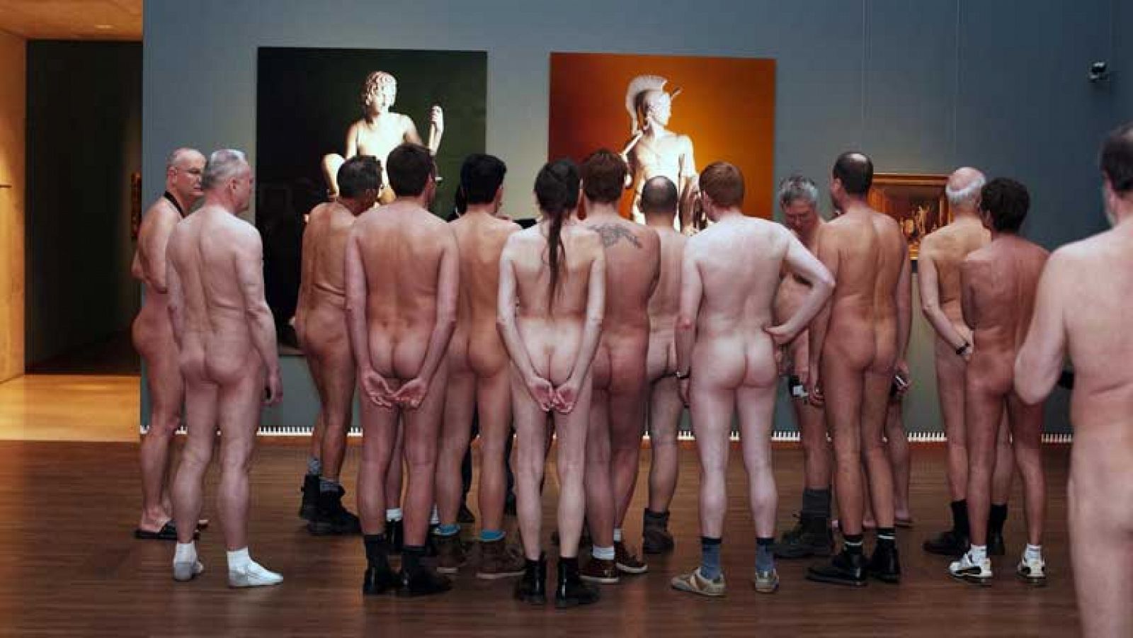 Viena realiza un pase a una exposición solo para nudistas