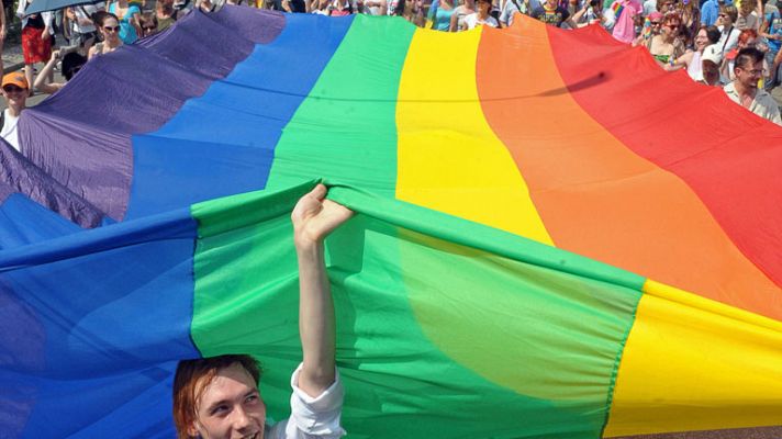 Telediario 1 - Las parejas alemanas de homosexuales ya pueden adoptar niños