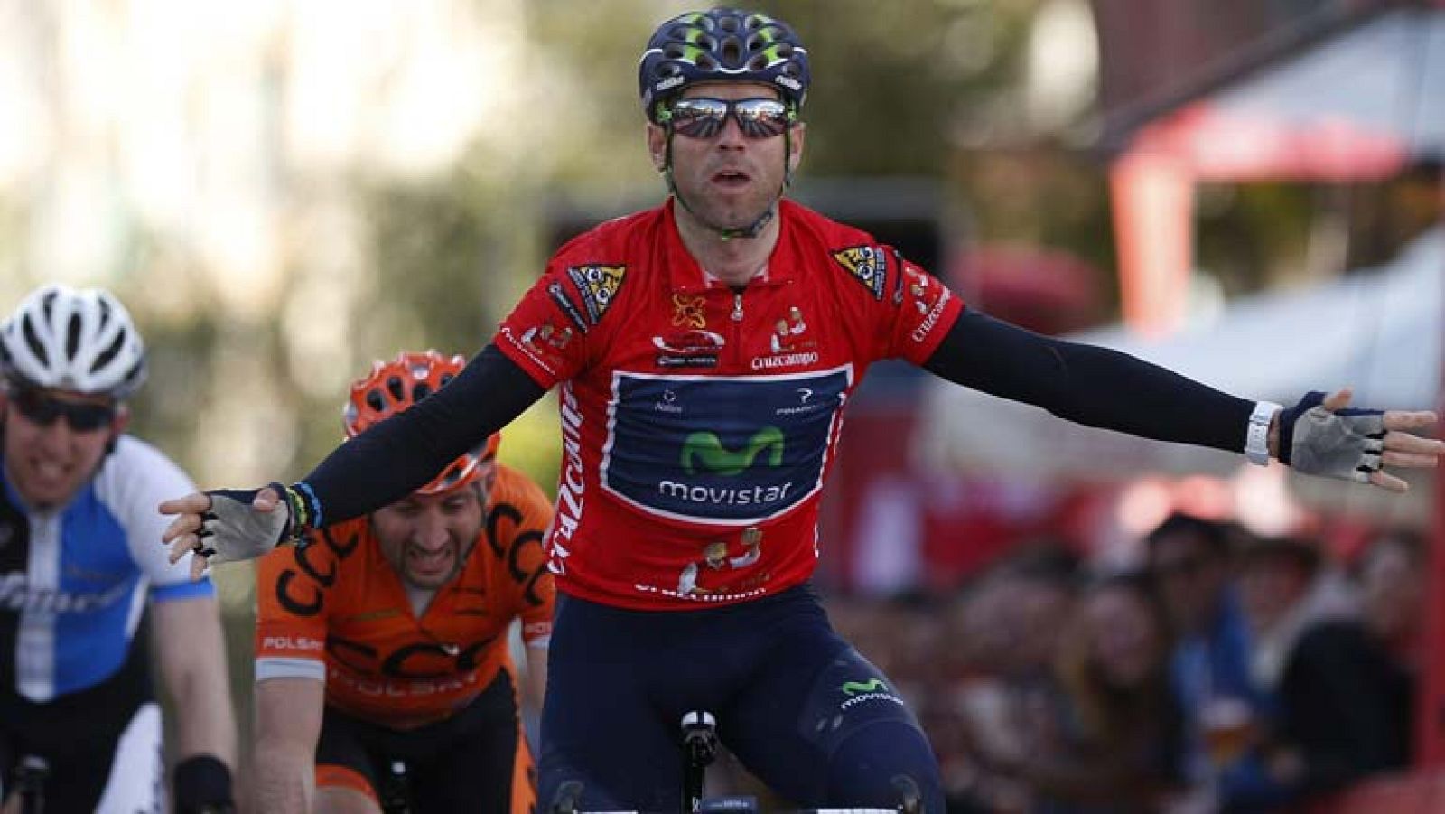 Alejandro Valverde ha ganado la Vuelta a Andalucía. El murciano se ha impuesto en el sprint en la última etapa, y ha terminado primero en la clasificación general con siete segundos de ventaja sobre el belga Van den Broeck. Es su cuarta victoria en l