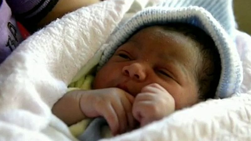 Nace Malik, símbolo de una generación sin sida