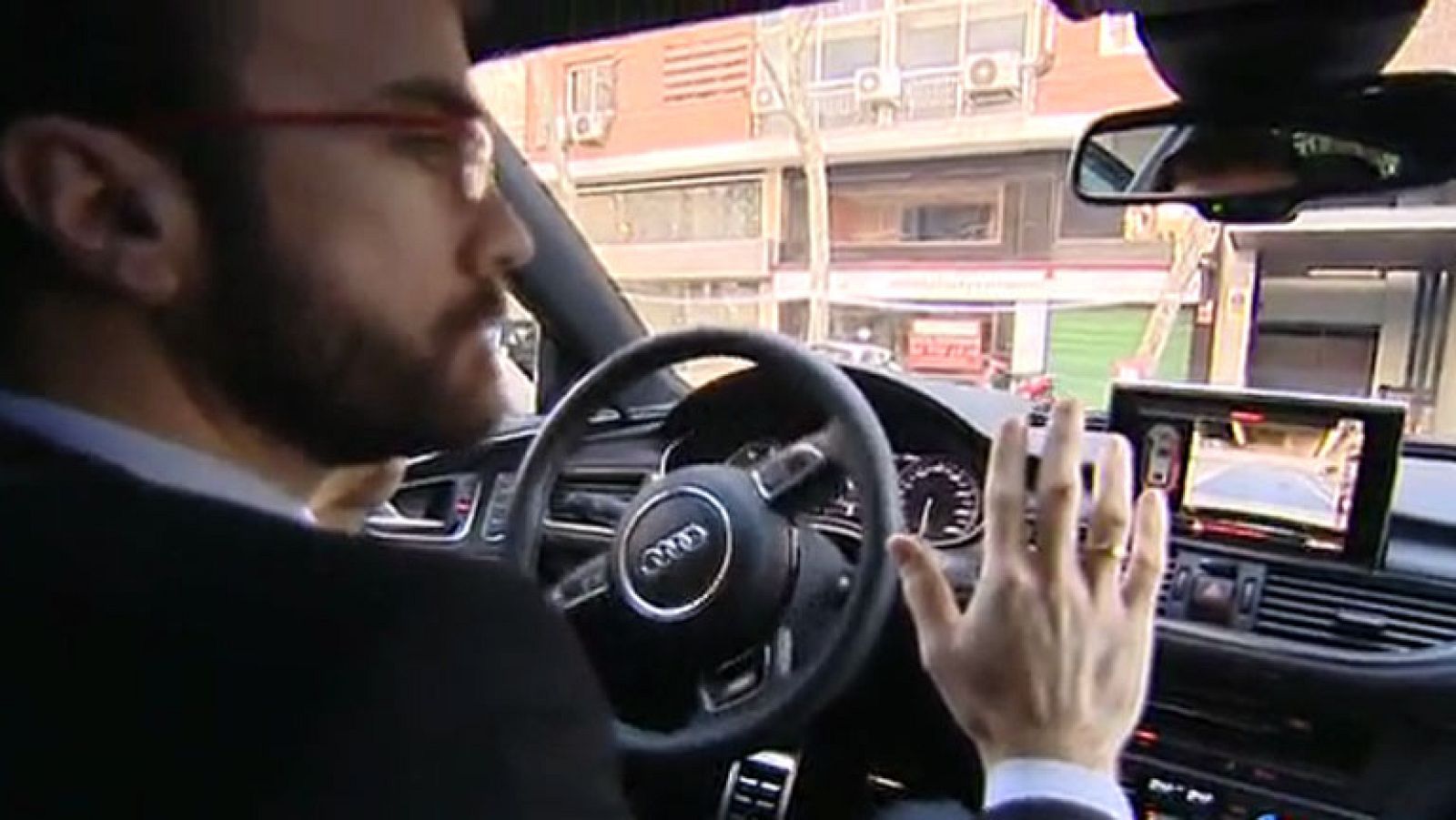 Telediario 1: Conducir sin dejar de estar conectado a las redes sociales | RTVE Play