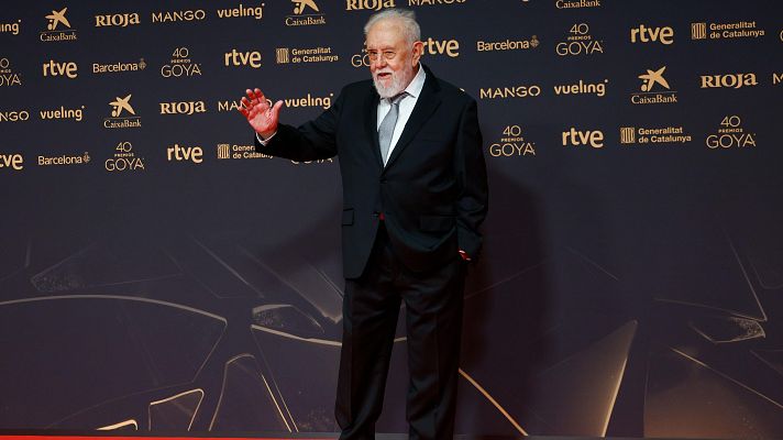 El cineasta Gonzalo Suárez en la alfombra roja antes de recoger el Goya de Honor 2026. | Ver