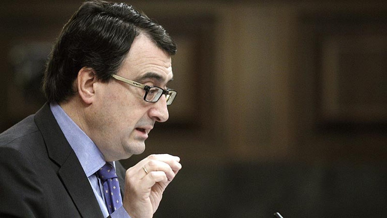 El PNV ha pedido al presidente del Gobierno que dé pasos para conseguir la "pacificación y reconciliación en el País Vasco, una vez que la banda terrorista ETA ha dejado de atentar a lo que Mariano Rajoy ha respondido: "Lo importante es que ETA anuncie su disolución definitiva". "Hay que andar y hay que ser sensible. Hay que procurar los elementos necesarios para afrontar la definitiva pacificación, pero sobre todo la reconciliación", ha dicho en el debate sobre el estado de la nación el portavoz de los nacionalistas vascos, Aitor Esteban, quien ha mostrado la disposición al diálogo con el Gobierno para lograr "amplios acuerdos" para la sociedad vasca y española. 