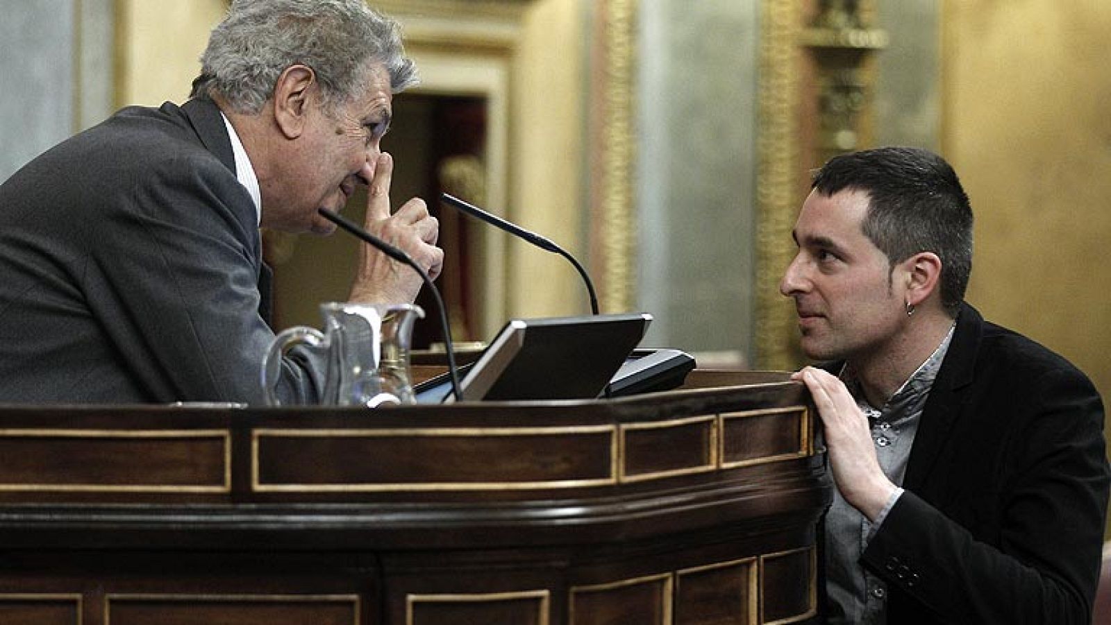 El portavoz de Amaiur en el Congreso Iker Urbina ha dicho que no acepta "lecciones de ética" de Rajoy, al que ha exigido que reconozca "los derechos que reclama Euskal Herria" y ha advertido de que "su problema no es ETA", sino que es "un problema político que es anterior a ETA".  En su intervención, el diputado de Amaiur ha pedido al presidente del Gobierno que dé "pasos" para alcanzar un paz "justa y duradera" y  ha reivindicado el reconocimiento "del cien por cien" de las víctimas, tanto las causadas por ETA como otras que también "han sufrido".