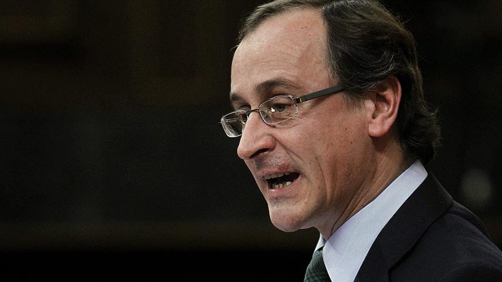 El portavoz del PP en el Congreso, Alfonso Alonso, ha defendido hoy la "honradez" del Gobierno de Mariano Rajoy y ha advertido a quienes se dedican a "desprestigiarlo cada día" que piensen bien antes de hablar, porque no está seguro de que "todos puedan decir lo mismo".