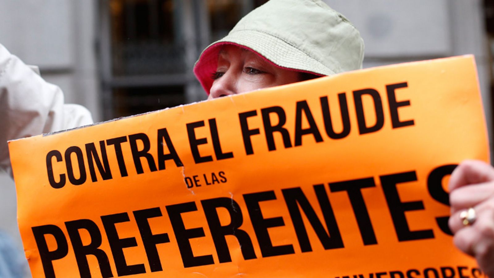 Goirigolzarri, abucheado por afectados por las preferentes a su llegada a la Audiencia Nacional - Informativo 24h | Ver