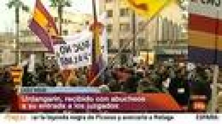 Unos 300 manifestantes protestan contra Urdangarin y piden "justicia"