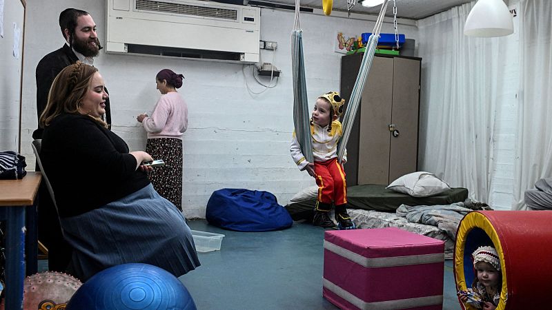 Haifa, la vida cotidiana entre sirenas: parkings y centros comerciales convertidos en refugios | Ver