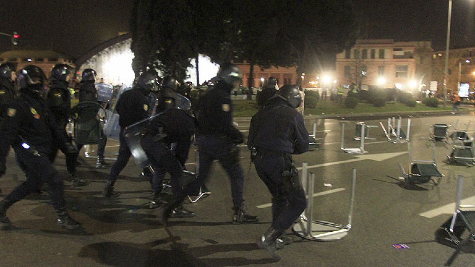 Al menos 40 personas han sido detenidas esta noche por la Policía Nacional en los alrededores de la glorieta de Atocha, el paseo de las Delicias, en la calle Hospital y la zona de Lavapiés tras protagonizar unos incidentes al término de las manifestaciones convocadas por el colectivo Marea Ciudadana.
