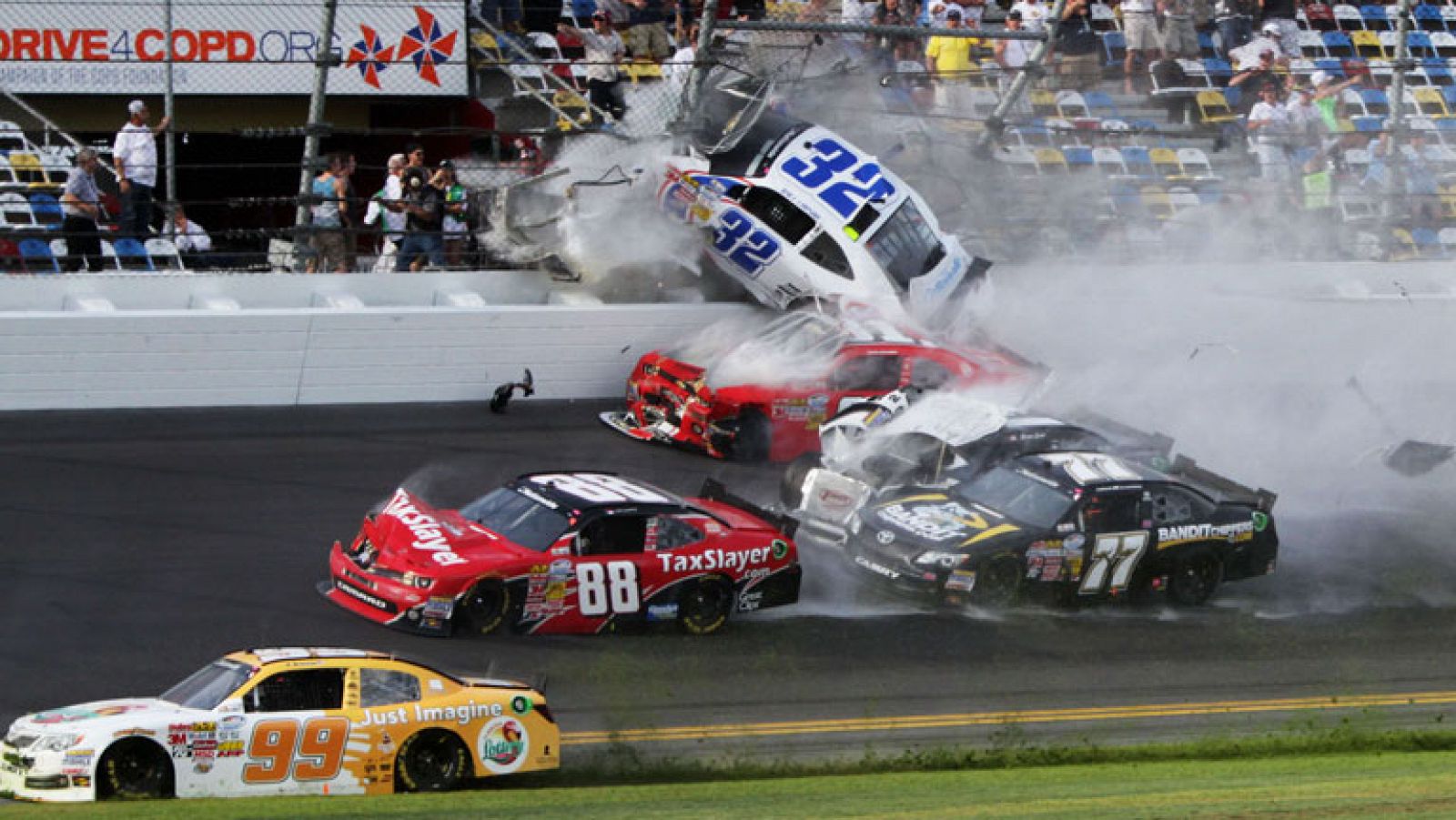 Informativo 24h: 15 heridos tras un brutal accidente en Daytona | RTVE Play