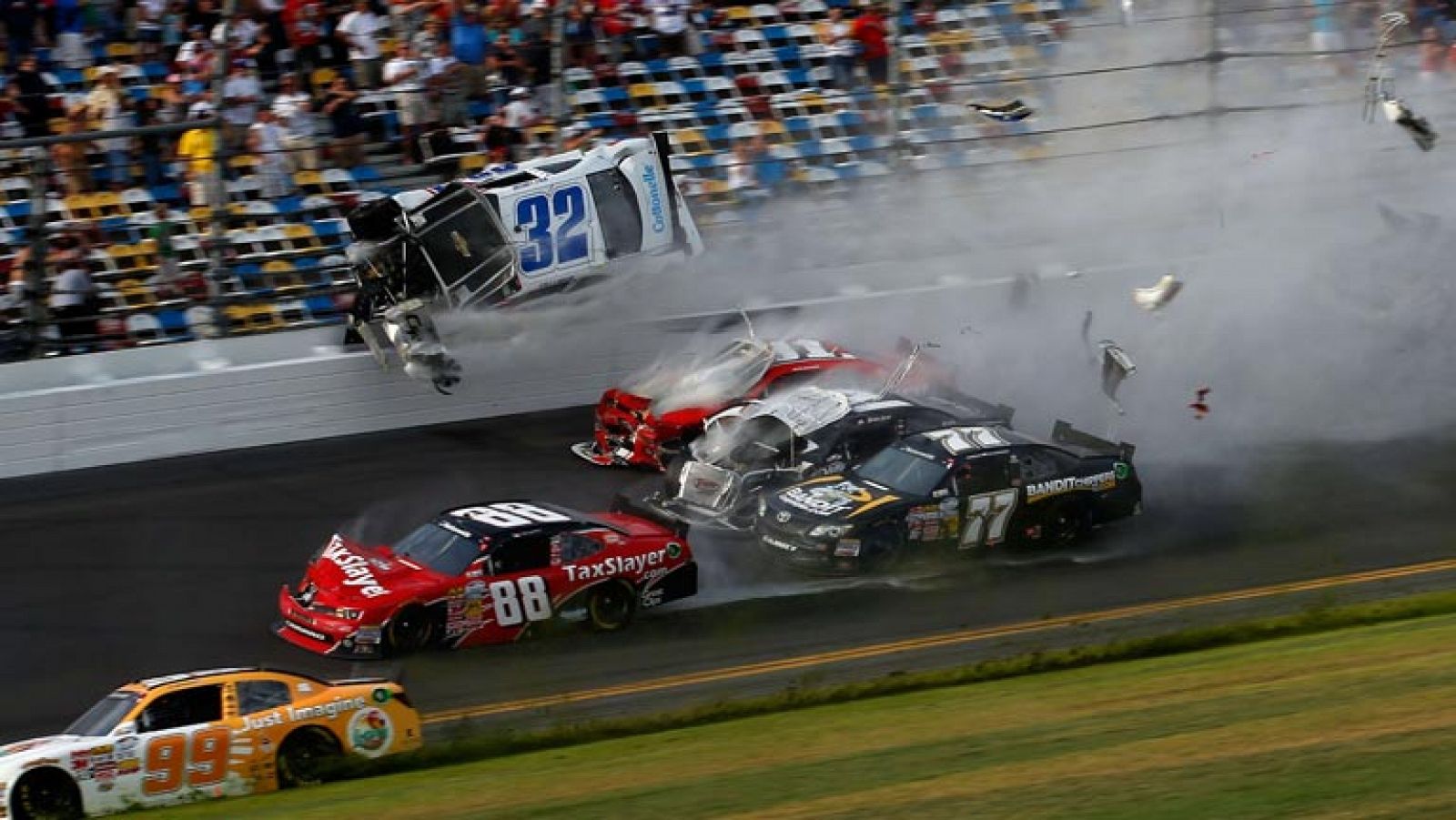 Telediario 1: 24 heridos tras un espectacular accidente en Daytona | RTVE Play