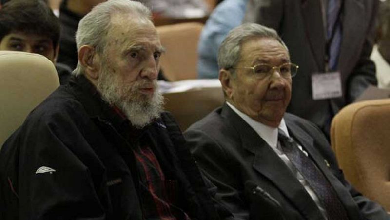 Fidel y Raúl Castro presiden la Asamblea Nacional cubana