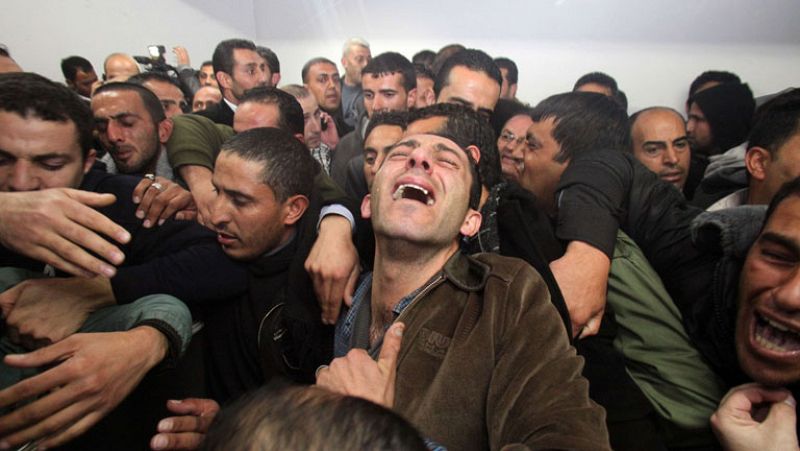 Miles de asistentes en el entierro de un preso palestino muerto en una cárcel israelí