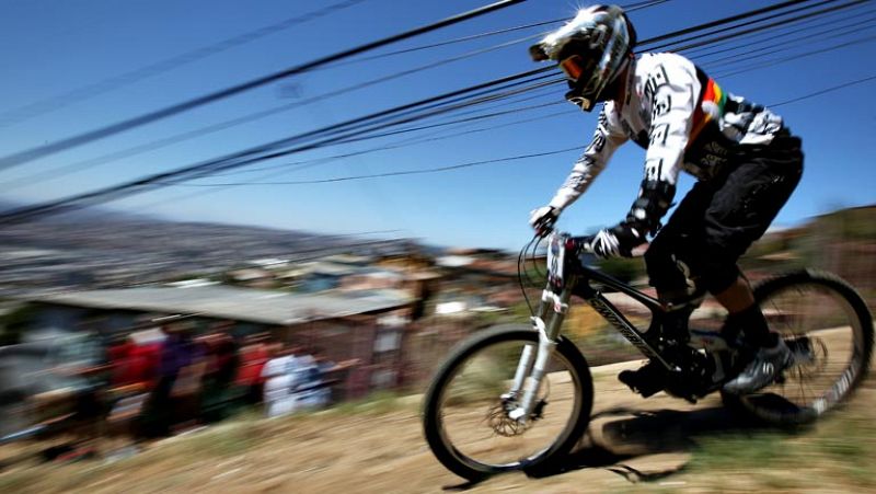 Una carrera de bicis de montaña urbana por el centro de una de las ciudades mas bellas de Sudamerica: Valparaíso. Se ha aprovechado el desnivel de la villa chilena para crear un circuito en permanente bajada, aunque algunas veces había que tomar las 