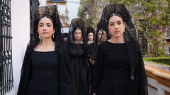 La mantilla de Semana Santa vuelve a ser tendencia entre las jóvenes