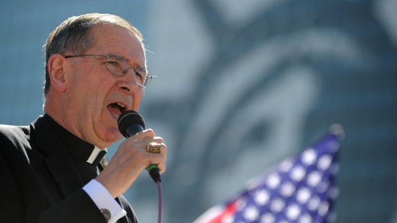 El cardenal Mahony está en el cónclave para elegir Papa