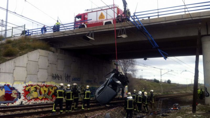 Un coche se precipita a las vías del tren y queda colgado de la catenaria 