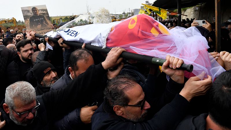 Hizbulá convierte el funeral de los periodistas asesinados en una demostración de fuerza | Ver