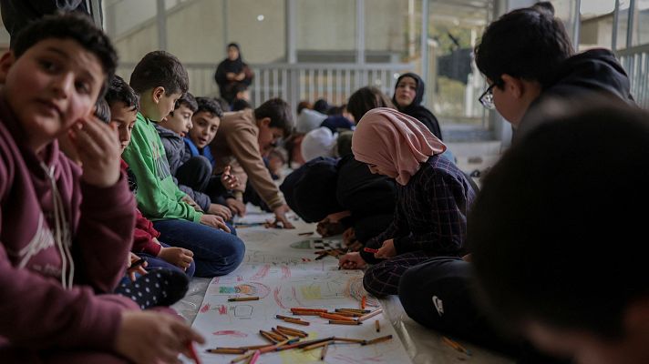Más de 370 mil niños desplazados por la guerra en Líbano: Cristina y Leila vuelven a reencontrarse en un refugio | Ver