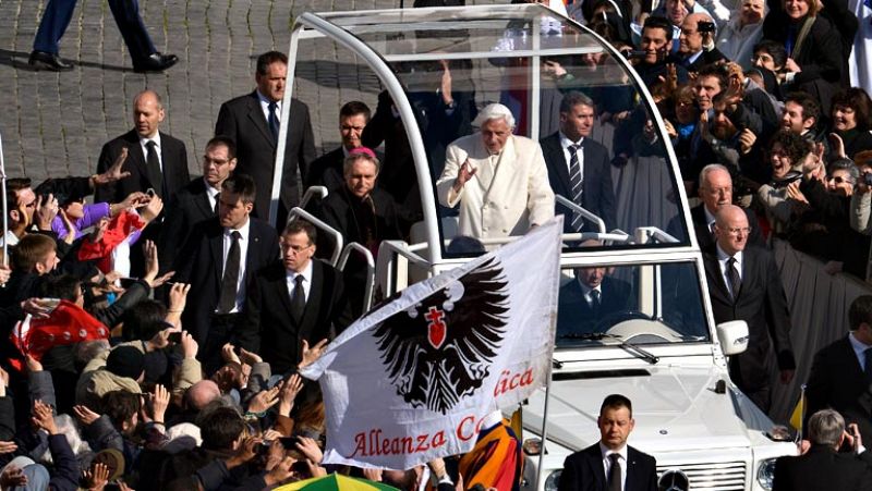 Benedicto XVI recorre San Pedro en papamóvil antes de su última audiencia