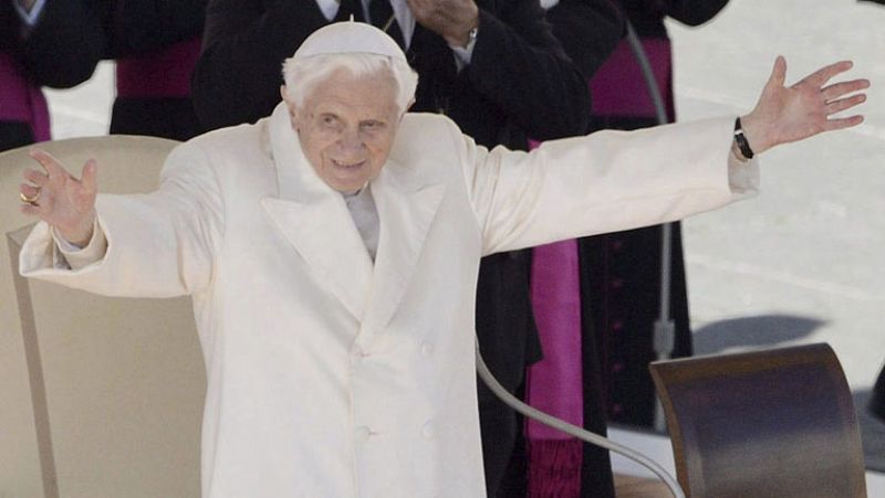 Decenas de miles de personas despiden a Benedicto XVI