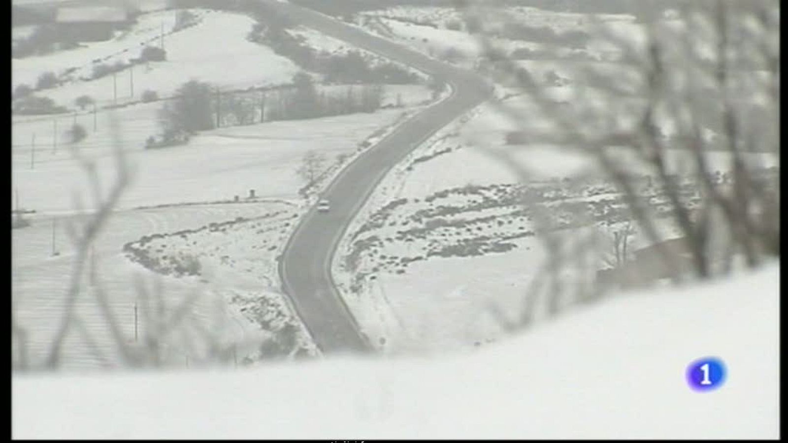 Teruel se prepara para recibir mañana un temporal de nieve que ha puesto alerta roja la mitad oriental de la provincia.Los trabajadores de teleasistencia de Zaragoza y Teruel han hecho una huelga hoy de 4 horas porque temen perder 13 empleos.La plataforma Salud Universal denuncia que los inmigrantes en situación irregular acuden cada vez más a ONG y menos al médico.