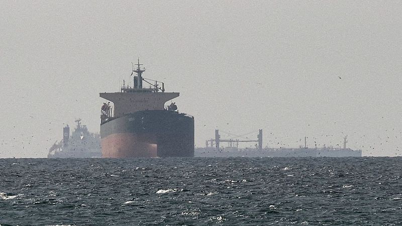 El estrecho de Ormuz sigue cerrado e Irán sólo permite el paso de algunos barcos | Ver ahora