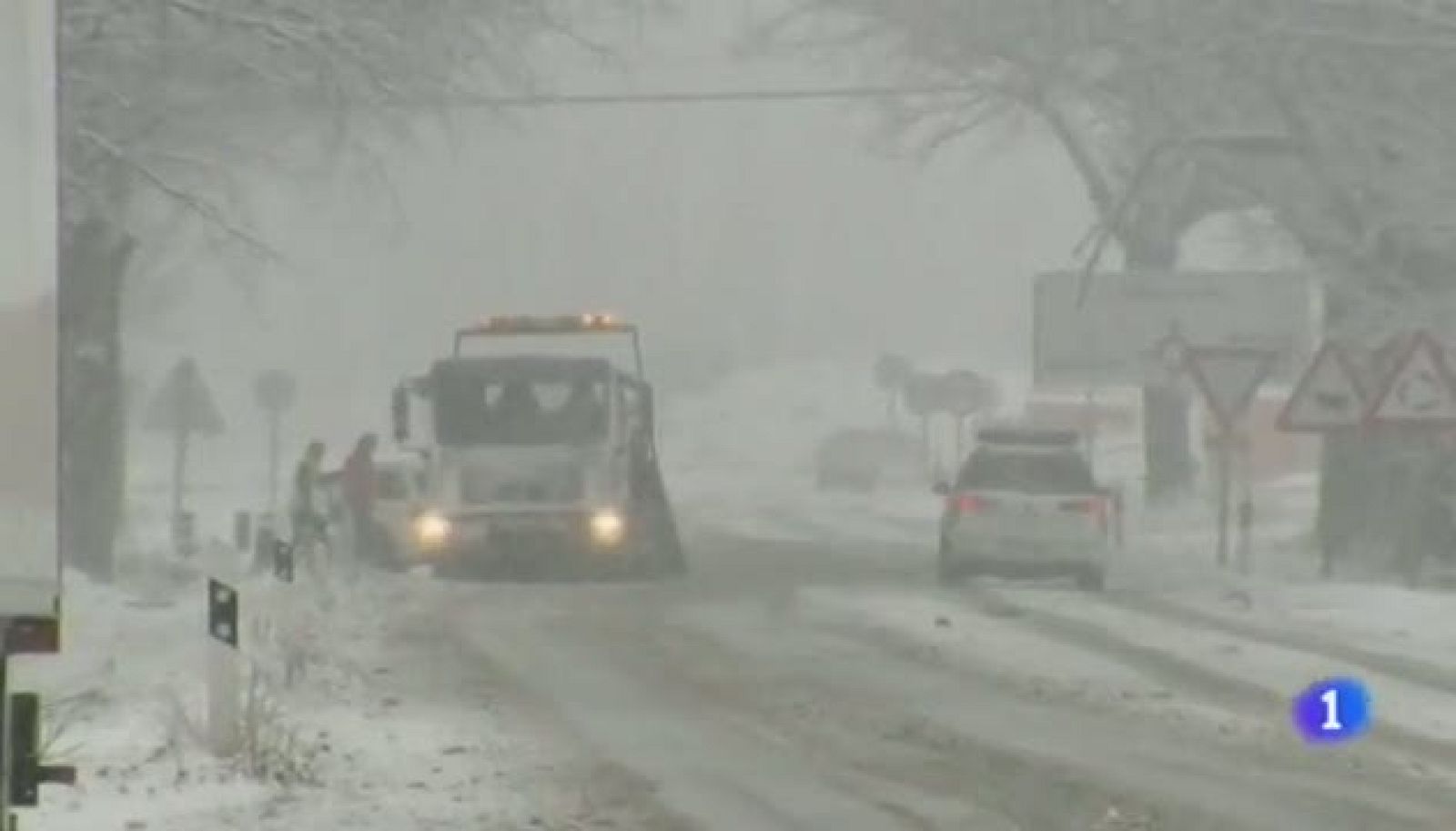 La nieve cubre las montañas de Teruel y el temporal avanza hacia la capital.  La alerta roja permanece hasta esta noche.