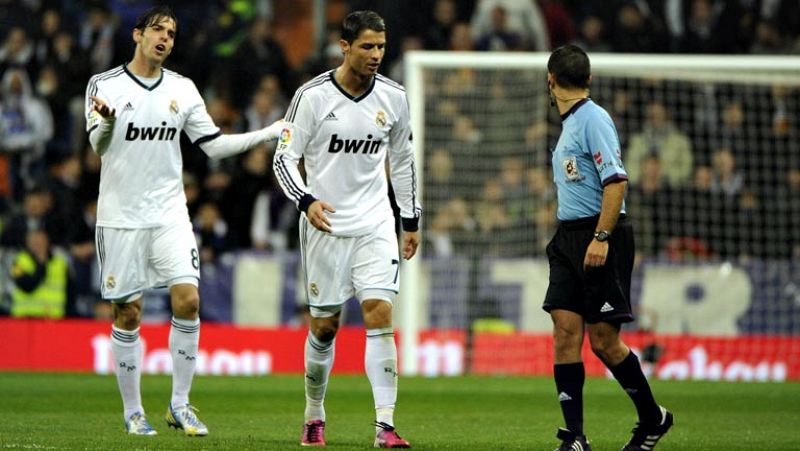 Estamos pendientes de un árbitro que dice que se va con solo 40 años. Paradas Romero anuncia su retirada por discrepancias con el Comité Técnico de Arbitros que le ha reprochado su actuación de hace diez dias. En el partido Real Madrid-Rayo Vallecano