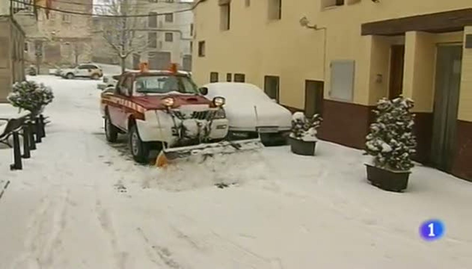 Teruel vive un día en alerta roja : la nieve alcanza espesores de 50 centímetros en las montañas orientales.Aragón es una de las once comunidades que ha cumplido con el objetivo de déficit.Robo insólito en huesca : hacen desaparecer la silla de ruedas de un niño de 13 años con una enfermedad congénita.