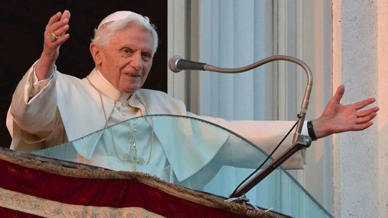 El papa da las gracias "de corazón" antes de retirarse en Castelgandolfo
