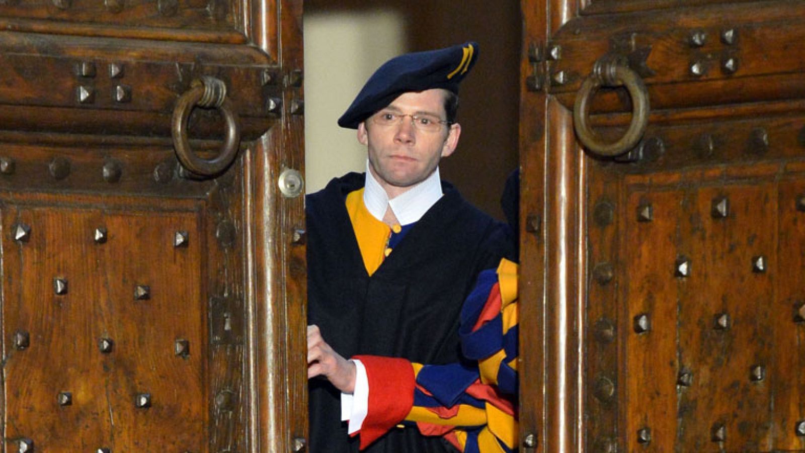 La Guardia Suiza cierra las puertas del palacio de Castelgandolfo