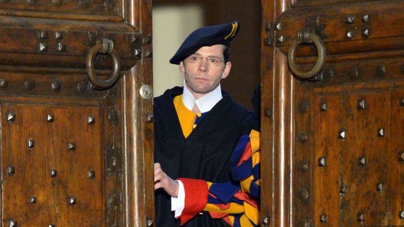 La Guardia Suiza cierra las puertas del palacio de Castelgandolfo