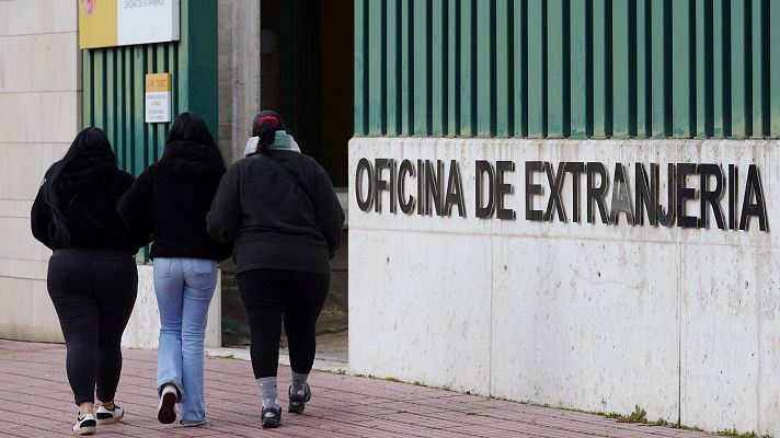 El Gobierno defiende a capa y espada la regularización de personas migrantes aprobada este martes en Consejo de Ministros y que ya ha entrado en vigor. El líder del PP,  Alberto Núñez Feijóo, ha pedido al Ejecutivo que no regularice a personas \"con antecedentes policiales\". Vox, por su parte, vuelve a hablar de \"invasión migratoria\".