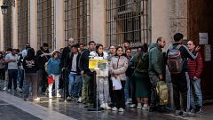 Largas colas en los consulados valencianos en el inicio del proceso de regularización de personas migrantes