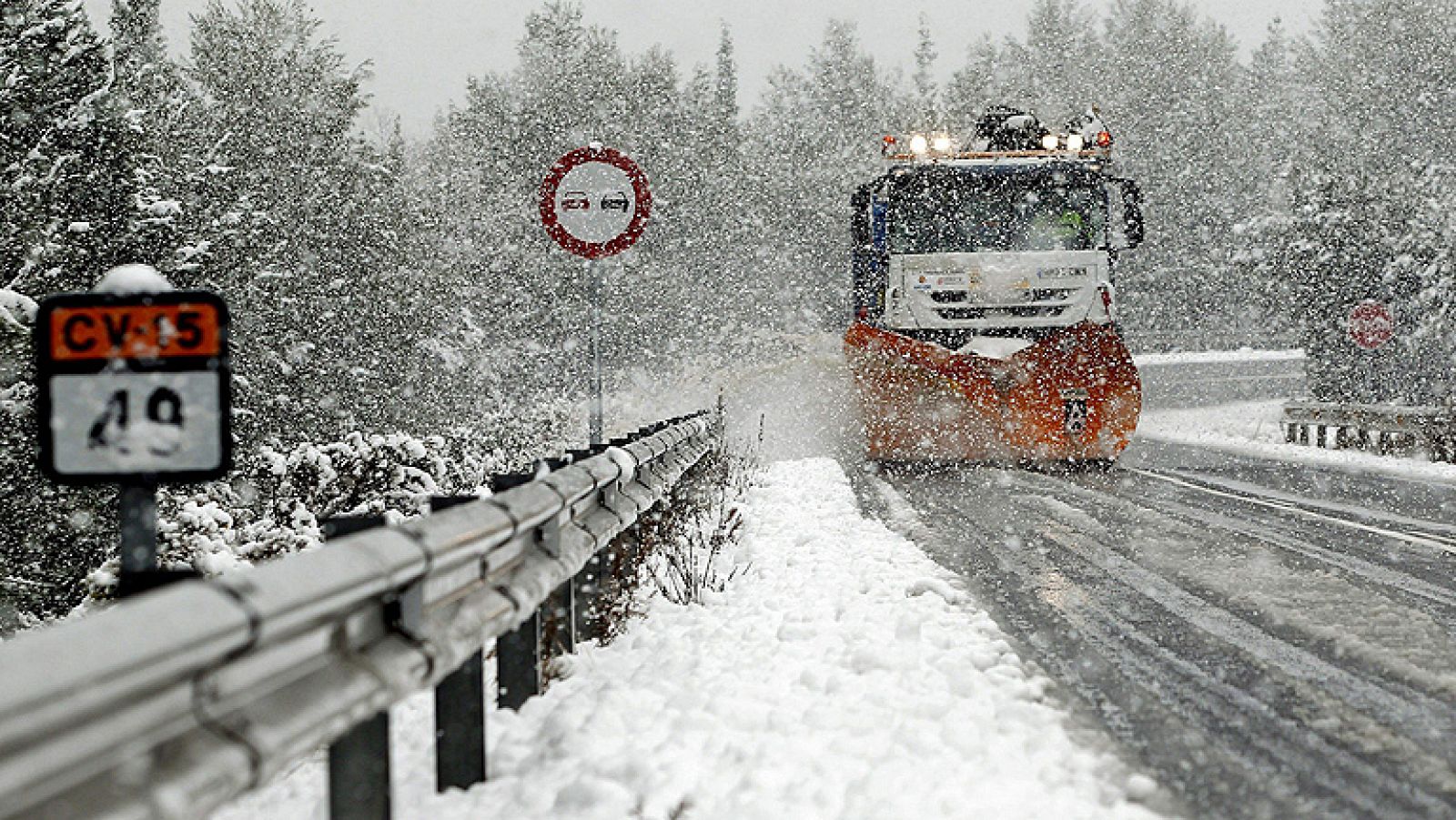 Decenas de camiones se quedan bloqueados por la nieve en la A-23 en Castellón