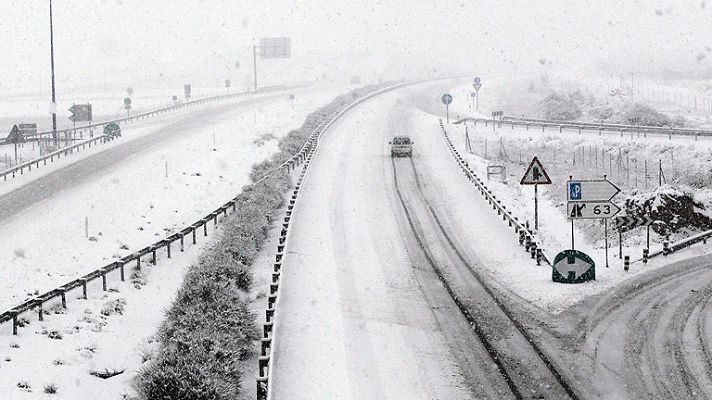 La nieve complica el tráfico 