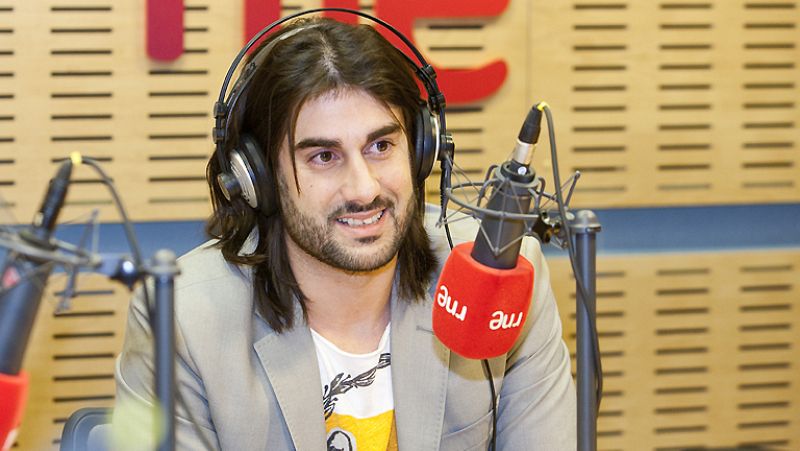 Melendi vuelve a 'Abierto hasta las 2' con 'Lágrimas desordenadas'. El álbum, compuesto íntegramente por él, llega en plena madurez artística del asturiano. Él mismo lo presenta como el mejor disco de su carrera (01/03/13).